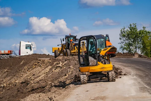 Traktor, görgő az útépítési területen. Útépítési felszerelések — Stock Fotó