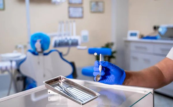 Set von Instrumenten für die Zahnchirurgie aus Edelstahl für die Zahnpflege — Stockfoto