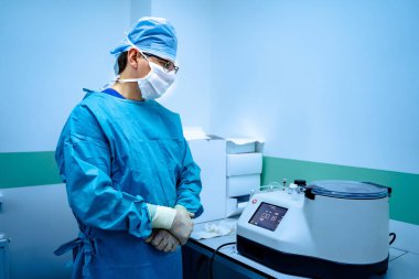Santrifüj kanı ve idrar testi için modern robot makine. Hastane laboratuvarları, otomatikman biyokimyasal analiz cihazı. Laboratuvar teknisyeni doktor..