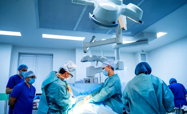 Operación de células madre. concepto de asistencia sanitaria. Equipo de cirujanos trabajando. Operación de trasplante de médula ósea. Plasma en jeringa. Enfoque selectivo. Sala médica de fondo — Foto de Stock