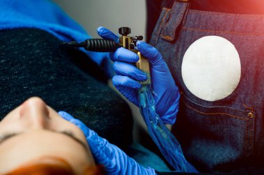 Güzellik uzmanının bir kadın için kalıcı makyaj yapmasına yakın çekim. Güzellik tedavisi. Yakın çekim..