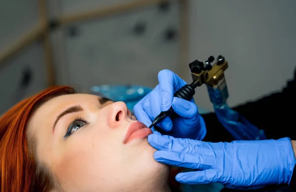 Cosmetoloog maakt permanente make-up op het gezicht van een vrouw, geknipte foto. Schoonheidsconcept. Sluitingsdatum — Stockfoto