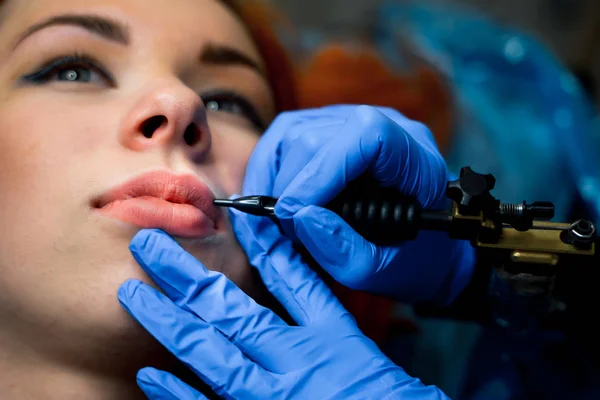 Cosmetoloog aanbrengen van permanente make-up op de lippen, bijgesneden foto. Schoonheidsconcept. Sluitingsdatum — Stockfoto