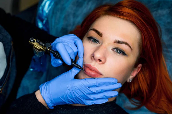 Вечный макияж для розовых губ для красивой женщины в салоне красоты. Кейт Миддлтон делает татуировки на губах. — стоковое фото