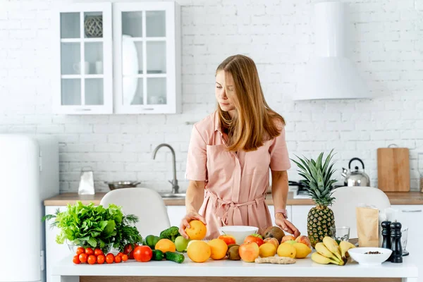 Balanserad kost, matlagning, matlagning och mat koncept, grönsaker och frukt på ett bord. Flicka hålla diet, hälsosam mat koncept — Stockfoto