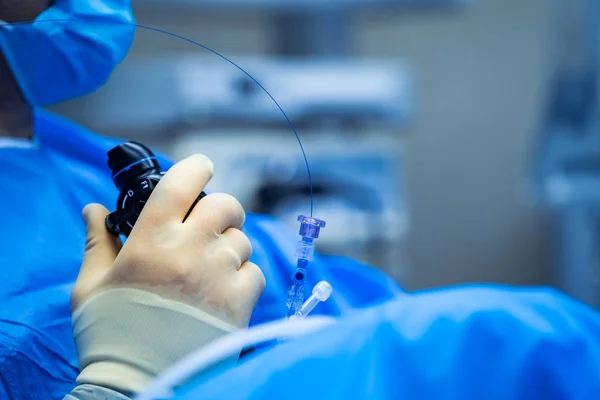 Operationssal för kirurgisk venös kärlkirurgi klinik, selektivt fokus på hand med sond. modern klinik och utrustning. Närbild. — Stockfoto