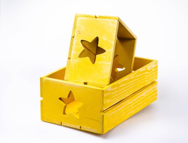 Renkli ahşap sandıklar, beyaz üzerine izole edilmiş.