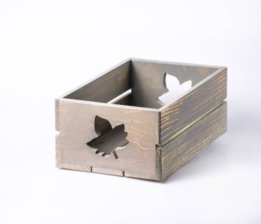 Boş tahta sandık beyaza izole edilmiş.