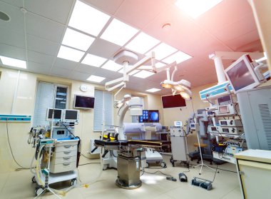 Modern klinikteki ameliyathane, lambalar ve ultra modern cihazlar, modern klinikteki teknoloji..