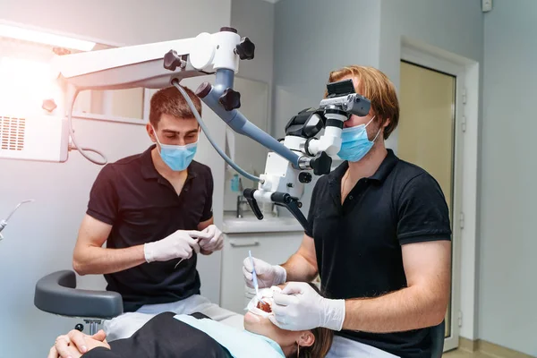 치과에서 치아 도구를 가지고 있는 남성 치과의 사 - 현미경, 거울, 탐침으로 환자 치아를 치료 한다. 의학,치 과학 및 건강 관리 개념. 치과 장비 — 스톡 사진