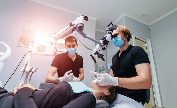 Médecine, stomatologie, cabinet de clinique dentaire, équipement médical et instruments pour la dentisterie - équipement dentaire, microscope — Photo