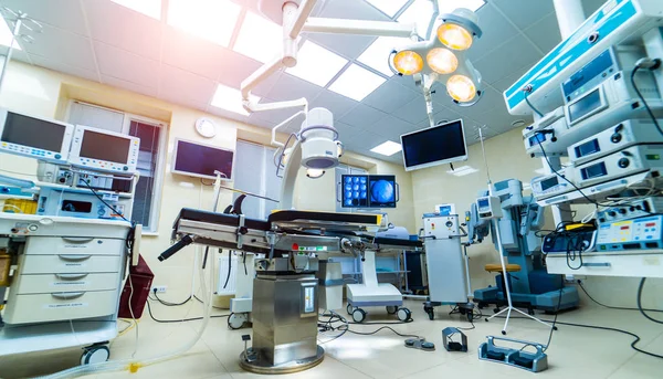 Moderno quirófano con equipos avanzados, dispositivos médicos especiales, interior de la habitación del hospital . — Foto de Stock