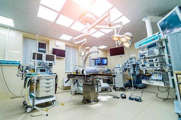 Equipamiento moderno en quirófano. Dispositivos médicos para neurocirugía. Antecedentes Clínica de alta tecnología, concepto de medicina. Sala de emergencias . —  Fotos de Stock