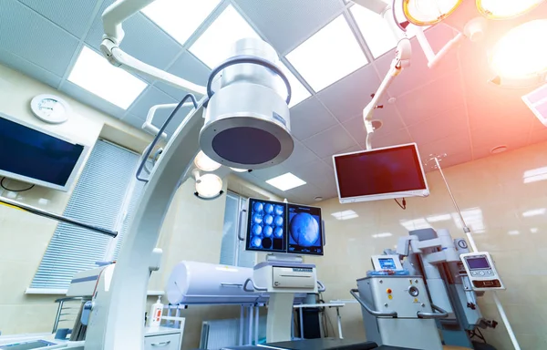 Interior del hospital con mesa de cirugía operativa, lámparas y dispositivos ultra modernos, tecnología en clínica moderna —  Fotos de Stock