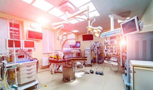 Foto selectiva de quirófano tecnológicamente avanzado listo para la cirugía. verdadero quirófano moderno con equipo de trabajo, luces y computadoras . —  Fotos de Stock