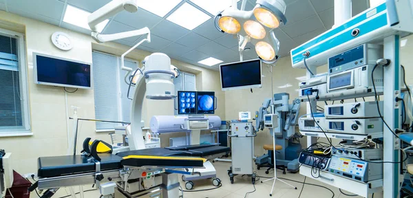 Equipamentos e instrumentos cirúrgicos na sala de cirurgia. instrumentos para microcirurgia. Moderna sala de operações . — Fotografia de Stock