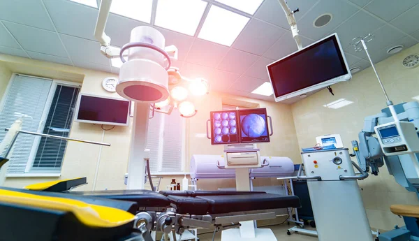 Interior do hospital com mesa de cirurgia operacional, lâmpadas e dispositivos ultra modernos, tecnologia na clínica moderna. — Fotografia de Stock
