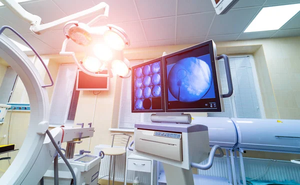 Röntgen taraması yapılan ameliyathane. Çalışma ekipmanları, ışıkları ve bilgisayarları olan modern bir ameliyathane..