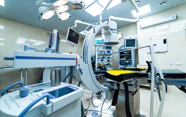 Dispositivos médicos y lámparas industriales en la sala de cirugía del hospital moderno. Concepto de diseño de hospital interior —  Fotos de Stock
