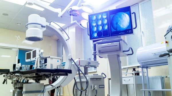 Tecnologia avançada, coleta de exames de pacientes no monitor durante a cirurgia. Dispositivos médicos para exame de ultra-som. Fechar. — Fotografia de Stock