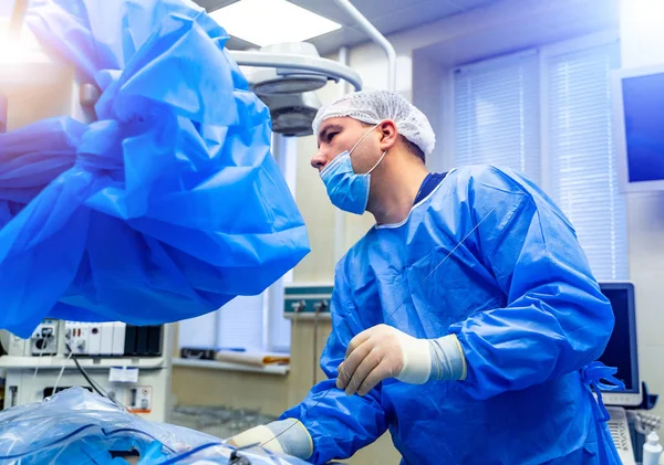 Processo de operação de cirurgia de trauma. Grupo de cirurgiões em centro cirúrgico com equipamento cirúrgico. Contexto médico — Fotografia de Stock