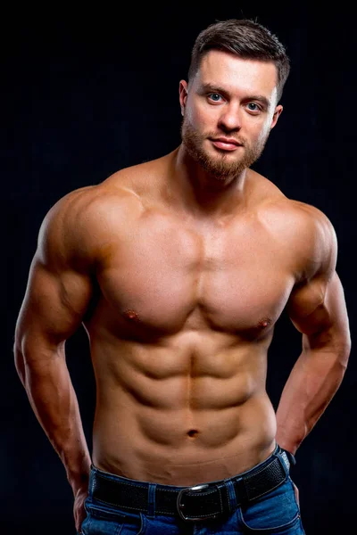 Portrait of strong healthy handsome athletic man fitness model isolated on dark background. Looking to the camera. Closeup. — Stock Photo, Image