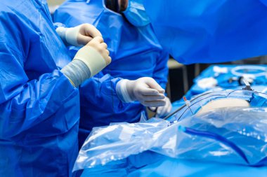 Tıbbi ekip, parlak modern cerrahi odasında cerrahi operasyon gerçekleştiriyor. Ameliyathane. Seçici odaklanma. Acil serviste. Yakın çekim.