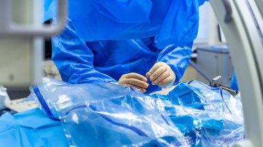 İşlem süreci. Klinikte bir grup cerrah ve ameliyat malzemeleri. Seçici odaklanma. Ekin. Modern tıp geçmişi. Yakın çekim.