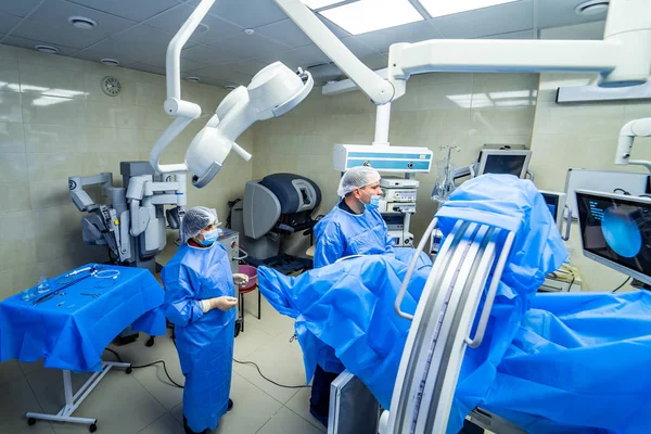 Innovatív technológia egy modern kórházi műtőben. felülnézetből, Operatőr, Sürgősségi. — Stock Fotó