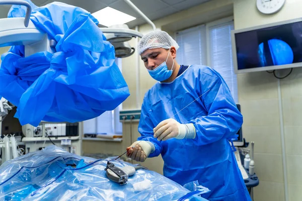 Kirurgi, medicin och människor koncept - grupp av kirurger i operationssalen på sjukhuset. Modern klinik. Avancerad utrustning. — Stockfoto
