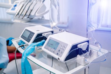 Profesyonel teçhizatçılarla dişçi kliniğinin stomatoloji bölümü