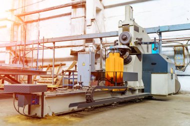 Metal fabrikasındaki endüstriyel makine. Depo, endüstri