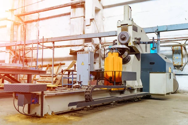 Máquina industrial en la fábrica en metalurgia. Almacén, indus — Foto de Stock