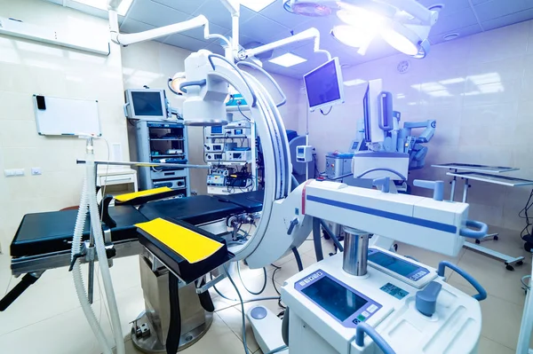Современное оборудование в операционной. Медицинские приборы для нейросура — стоковое фото