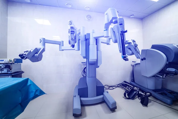 Modernt kirurgiskt system. Medicinsk robot. Minimalt invasiva robotar — Stockfoto