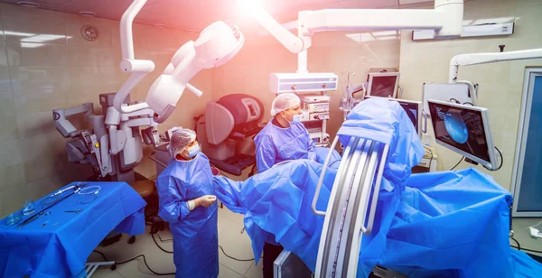 Tecnología innovadora en una moderna sala de operaciones hospitalaria. Vista desde arriba, Teatro de operaciones, sala de emergencia. Concepto de cirugía —  Fotos de Stock