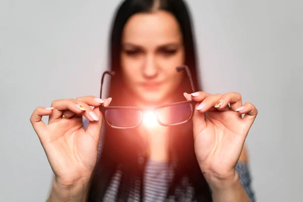 Oogglazen van dichtbij. Brillen in de handen van een vrouw. Ik kijk door een bril. Vooraanzicht. Inzoomen.. — Stockfoto