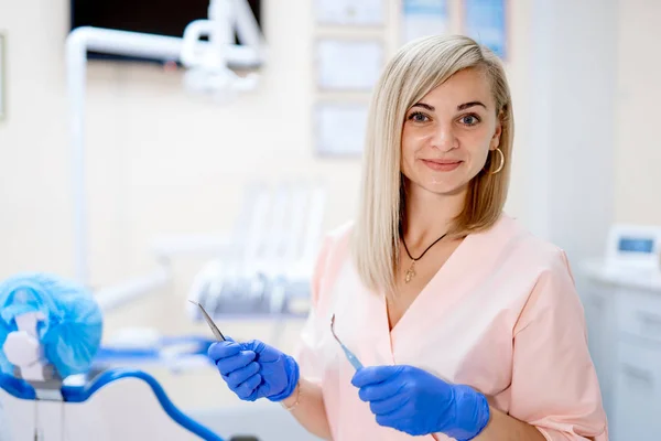 Porträt einer Zahnärztin. Sie steht in ihrem Büro und hat ein schönes Lächeln. Stomatologisches Konzept. — Stockfoto