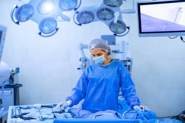 Tıbbi ekip hastaya yardım ediyor. Ameliyathanede modern ekipman.