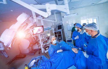 Ekip cerrahı ameliyathanede. Ameliyathanede modern ekipman var. Nöroşirürji için tıbbi cihazlar.