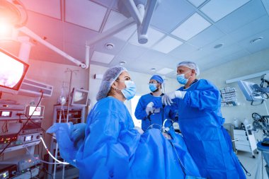 Tıbbi ekip bir klinik ameliyathanesinde ameliyat yapıyor. Doktorlar konsepti.