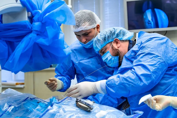 수술실에서 일하는 팀 외과의 야. 수술실에 있는 현대 장비. — 스톡 사진