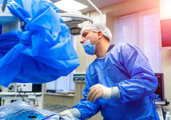 Equipamento moderno na sala de operações. Cirurgião de equipa a trabalhar na sala de operações . — Fotografia de Stock
