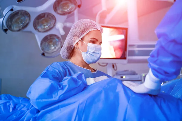 Equipa médica a ajudar o paciente. Equipamento moderno na sala de operações. — Fotografia de Stock