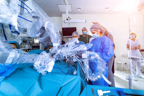 Moderne apparatuur in de operatiekamer. Teamchirurg aan het werk in de operatiekamer. — Stockfoto