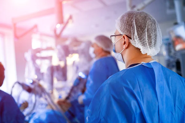 Μια ομάδα γιατρών κάνει εγχείρηση σε ασθενή. Χειρουργοί με ιατρική στολή και μάσκες που εργάζονται στο χειρουργείο — Φωτογραφία Αρχείου