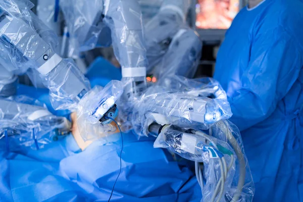 Robot médico. Operación médica con robot. Cirugía robótica . —  Fotos de Stock