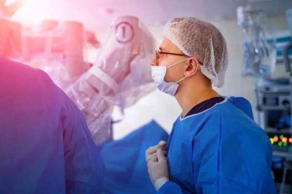 Läkarteam hjälper patienten. Modern utrustning i operationssalen. — Stockfoto