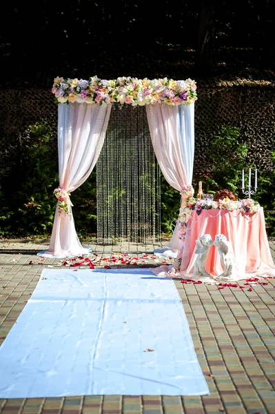 Table décorée pour gâteau de mariage avec nappe grise et bougies, mur manuscrit et ballons sur fond. Mariage. Décor. Plan vertical — Photo