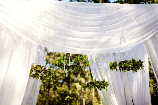 Gyönyörű esküvő ív a szertartás, a kertben, napos időjárás. — Stock Fotó